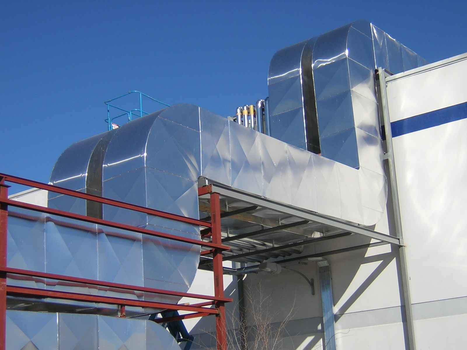 Calorifugado exterior de grandes depósitos industriales con chapa de aluminio