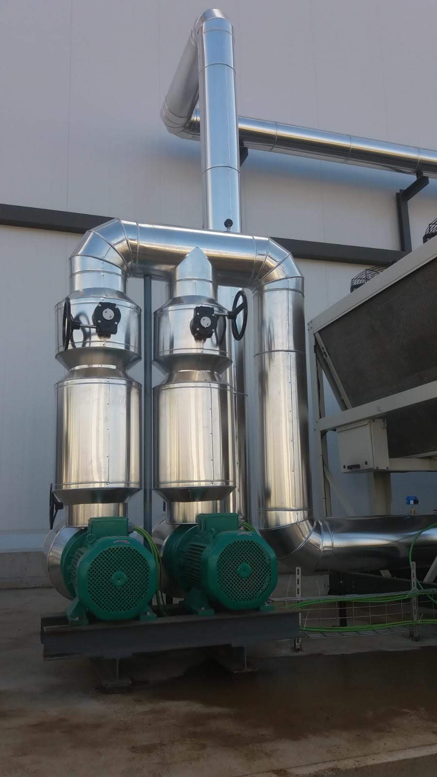 Instalación industrial con torres y motores Rayfrasur
